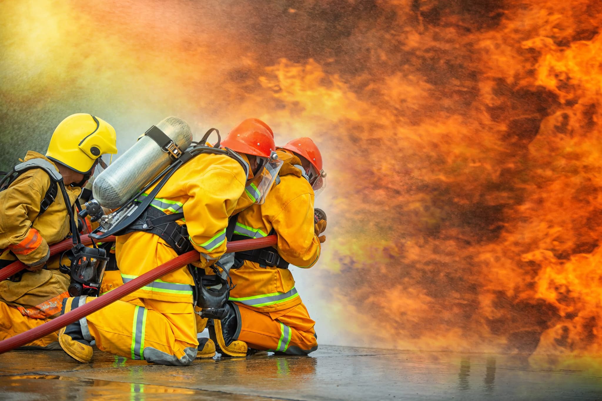 Bomberos en operación con equipo ESI
